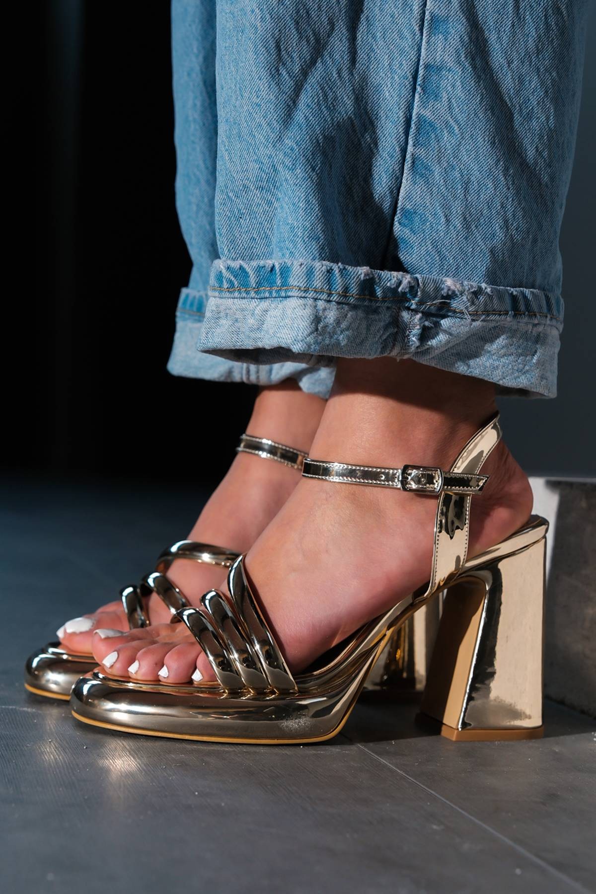 Altın Özel Tasarım Parlak Kadın Topuklu Ayakkabı Cicero
