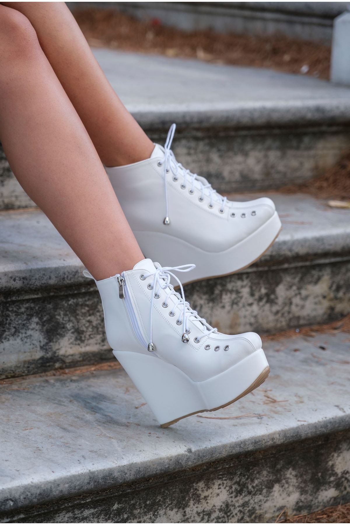Beyaz Lindy Bağcıklı Dolgu Topuklu Ayakkabı
