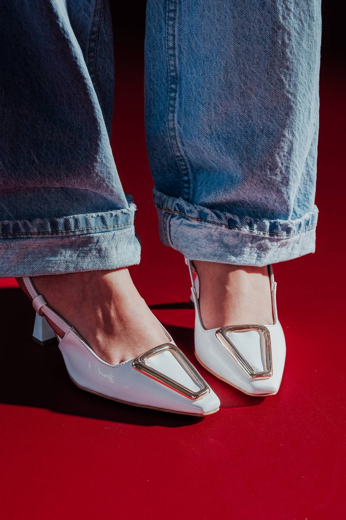 Beyaz Rugan Özel Tokalı Kadın Topuklu Ayakkabı Pira