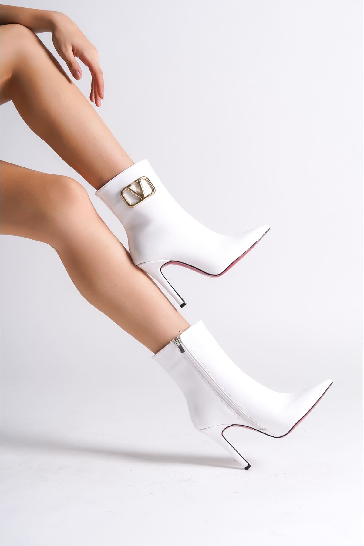 Beyaz Marta V Toka Detaylı Stiletto İnce Topuklu Kadın Bot