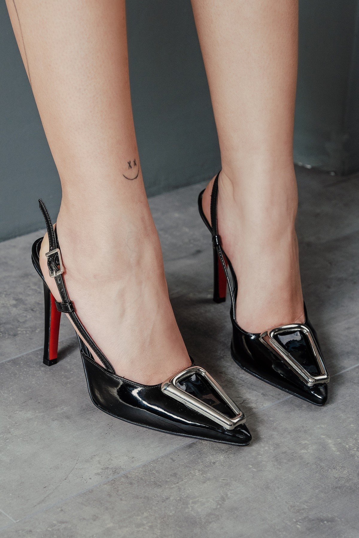 Siyah Özel Tokalı Kadın İnce Topuklu Ayakkabı Tina