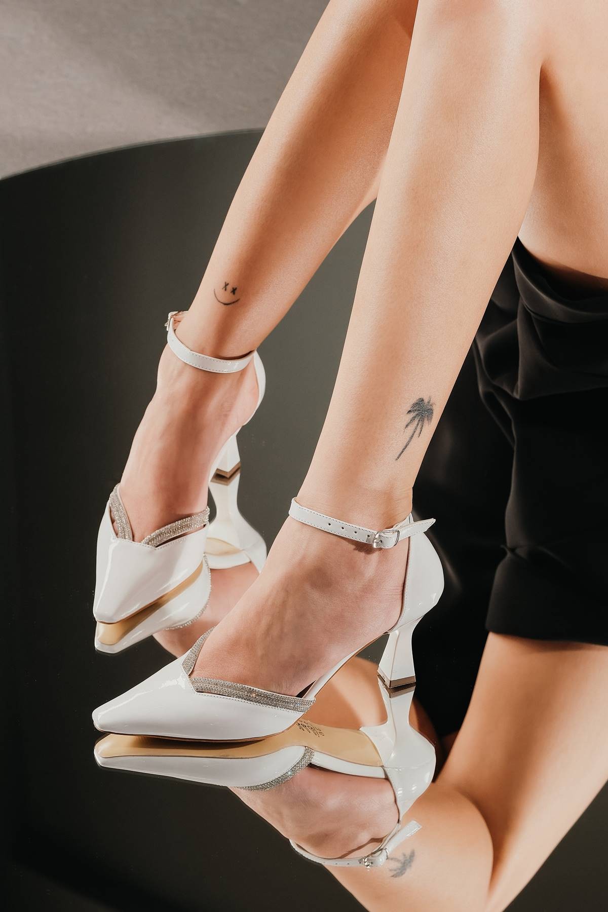 Beyaz Rugan Taş Detaylı Kadın Topuklu Ayakkabı Spenna