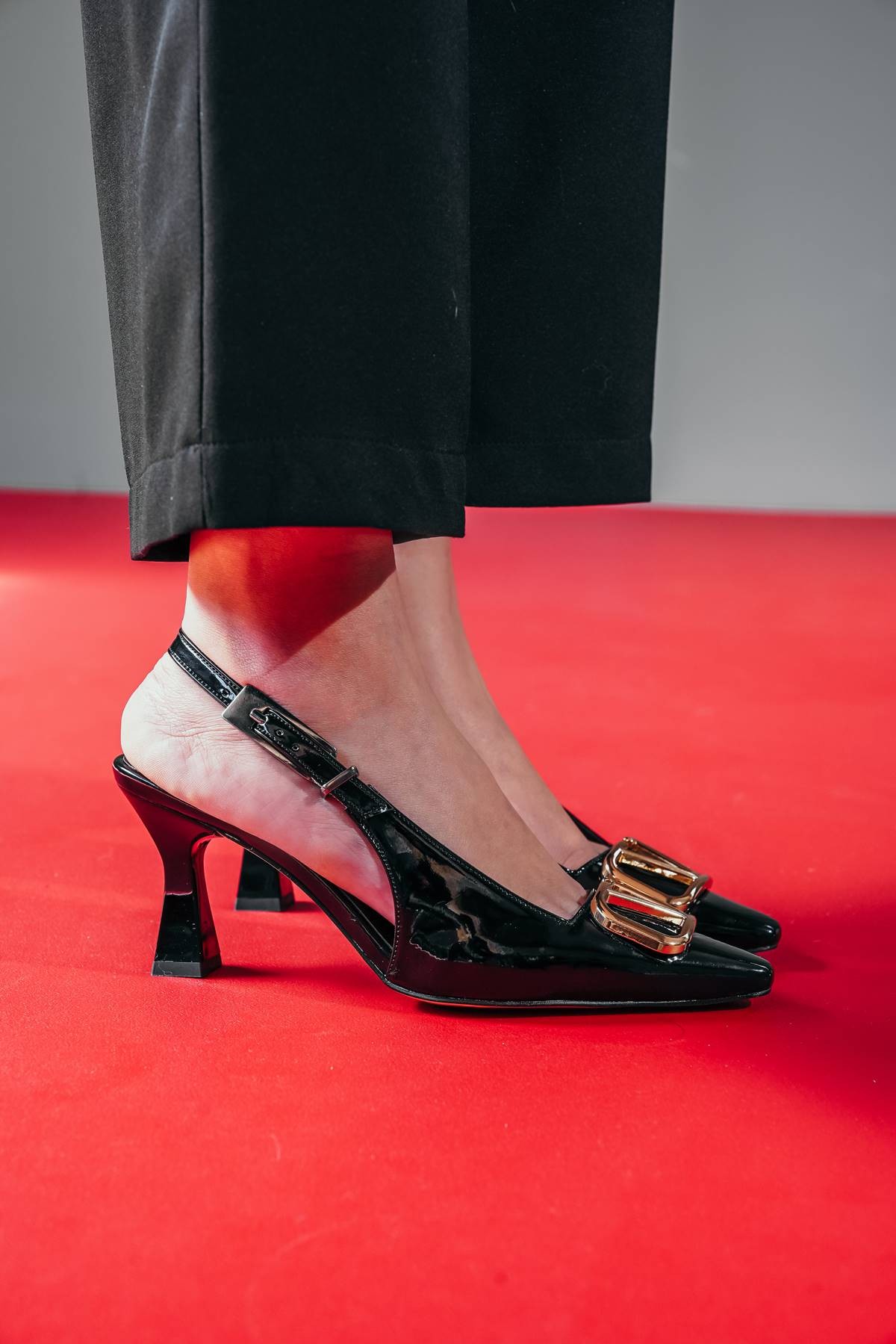 Siyah Rugan V Toka Detaylı Kadın Topuklu Ayakkabı Niolas