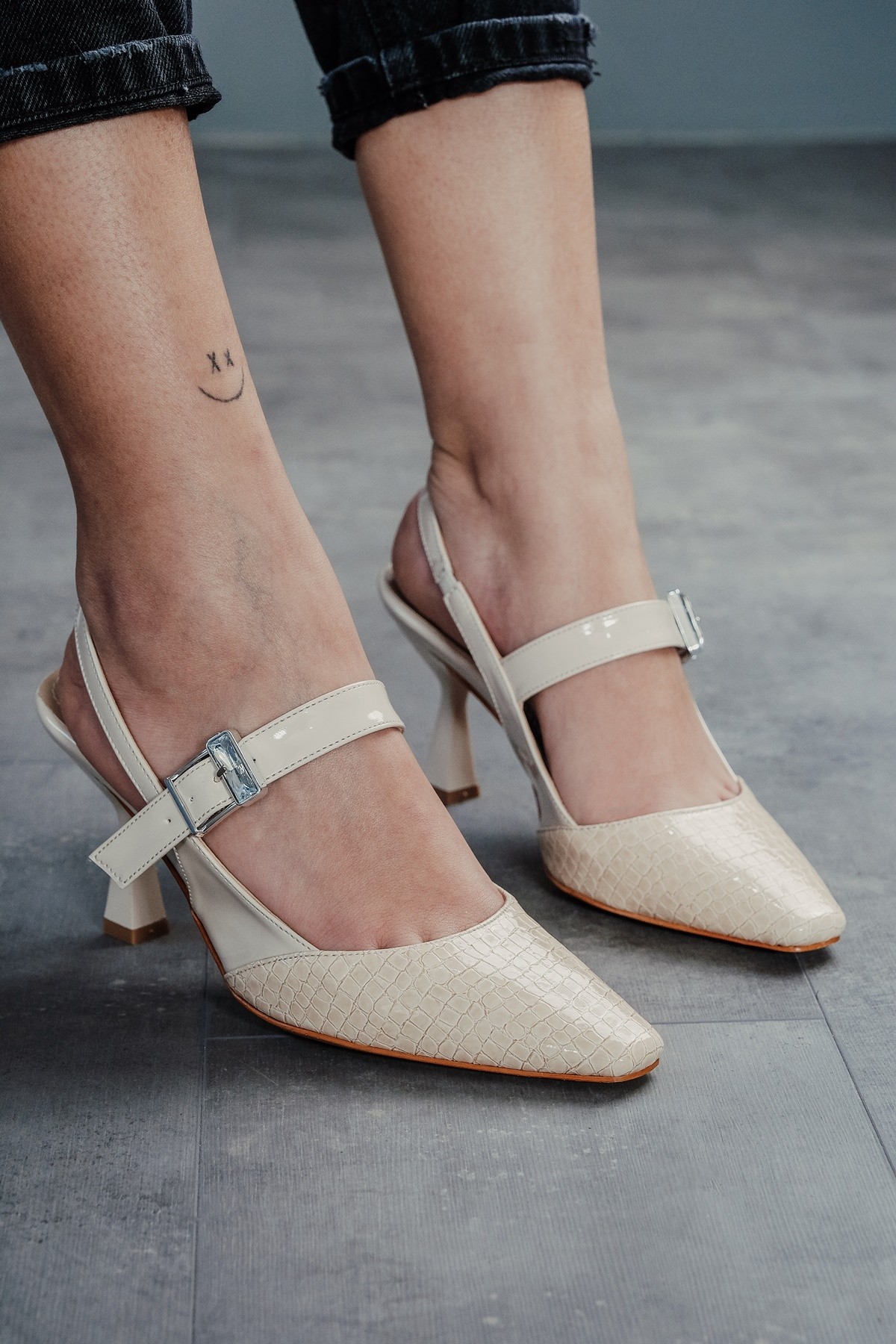 Bej Tasarım Tokalı Rugan Kadın Topuklu Ayakkabı Lisa