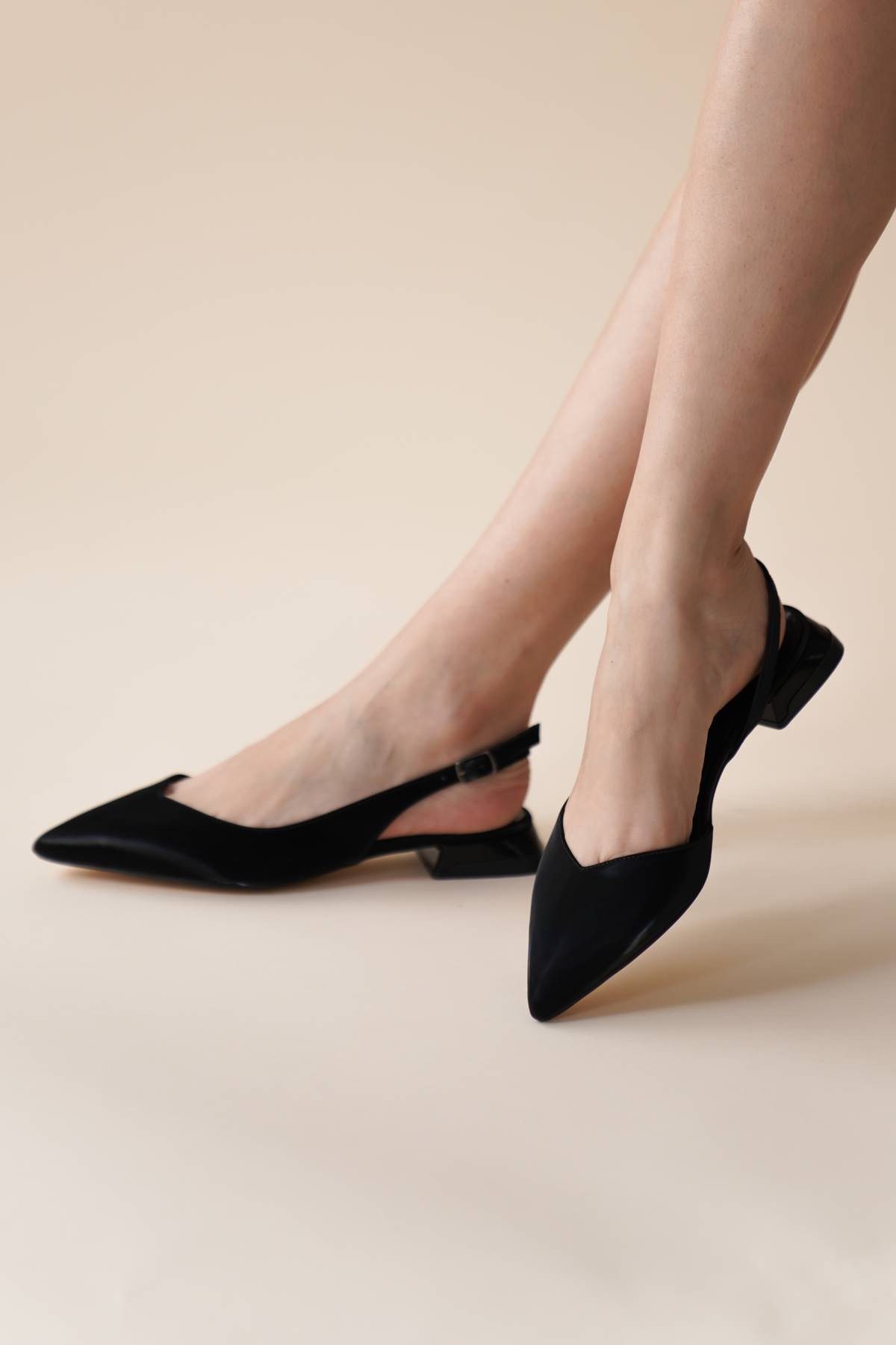 Siyah Saten İçten Lastikli Kadın Kısa Topuklu Ayakkabı Viena