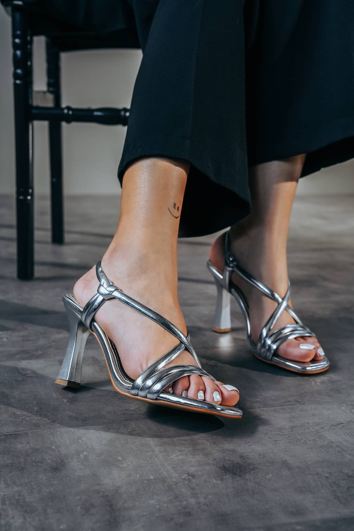 Gümüş Parlak Cilt Biyeli Kadın Topuklu Ayakkabı Yonni
