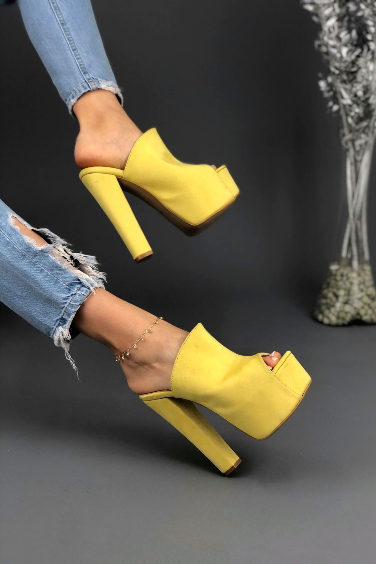 Sarı Simsi Kadın Topuklu Ayakkkabı