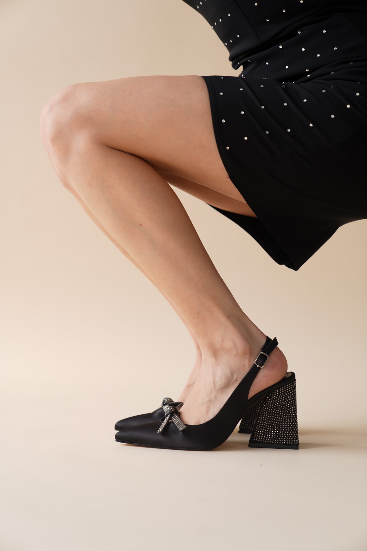 Siyah Saten Tokalı Tasarım Topuklu Ayakkabı Hriya