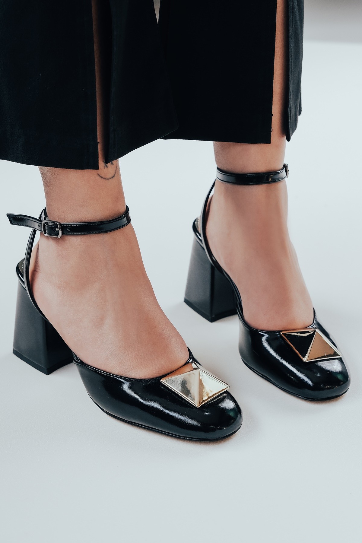Siyah Parlak Cilt Altın Tokalı Kadın Kalın Topuklu Ayakkabı Flora