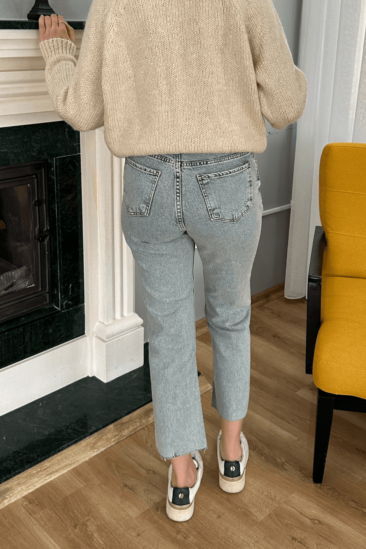 1018 TAŞLANMIŞ AÇIK MAVİ KESİK PAÇA YÜKSEK BEL BOYFIT JEAN