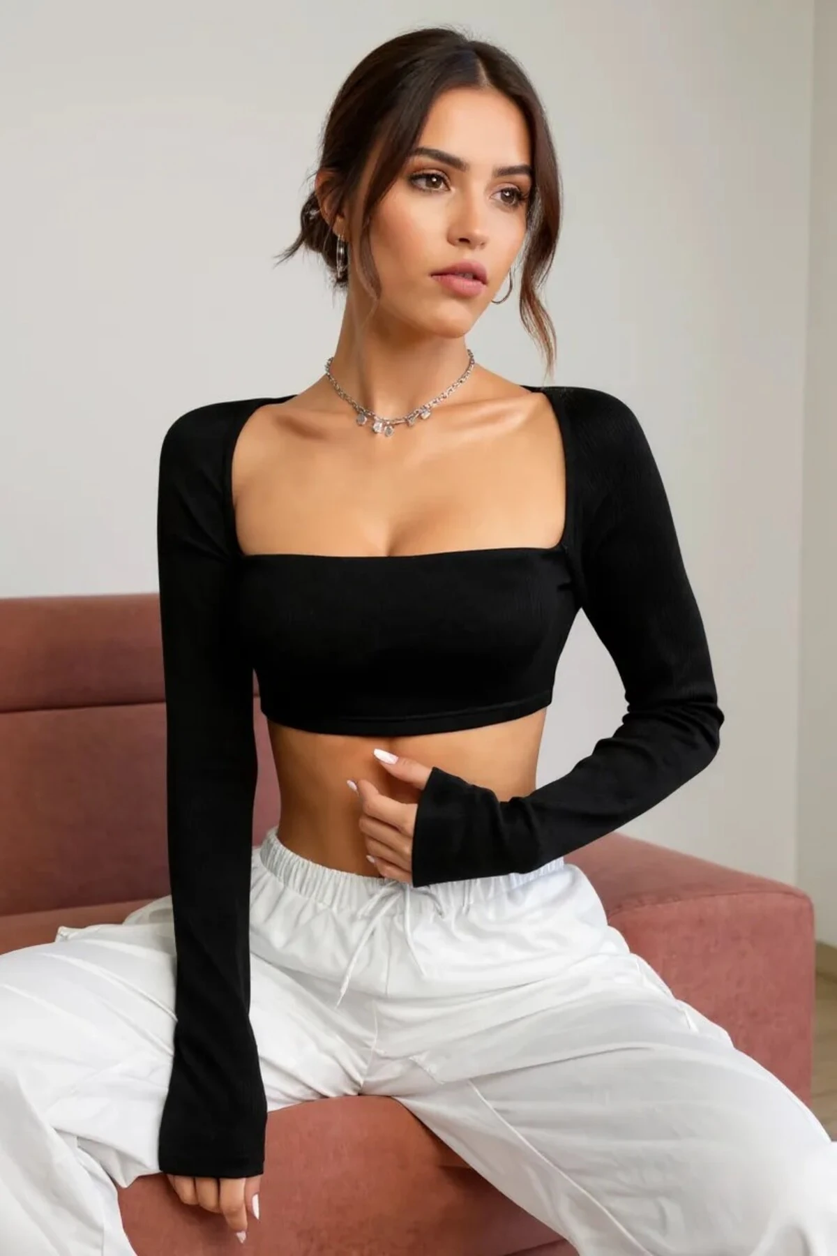 Kadın Siyah Uzun Kol Göğüs ve Sırt Dekolteli Crop Top Bluz – Şık, Rahat ve Kolay Kombinlenebilir