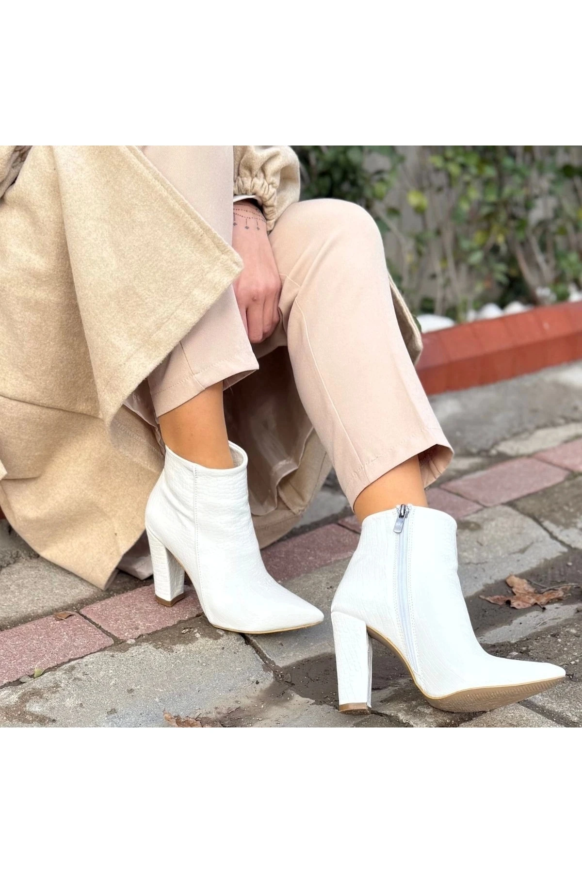 Beyaz Rugan Desenli Topuklu Bot Loora