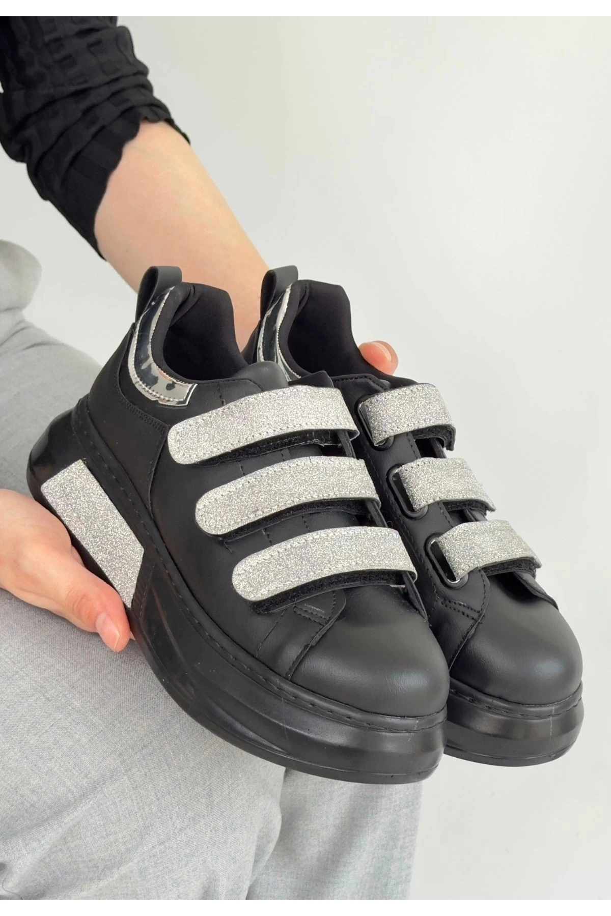 Elika Siyah Cilt Simli Cırt Cırtlı Kadın Spor Ayakkabı