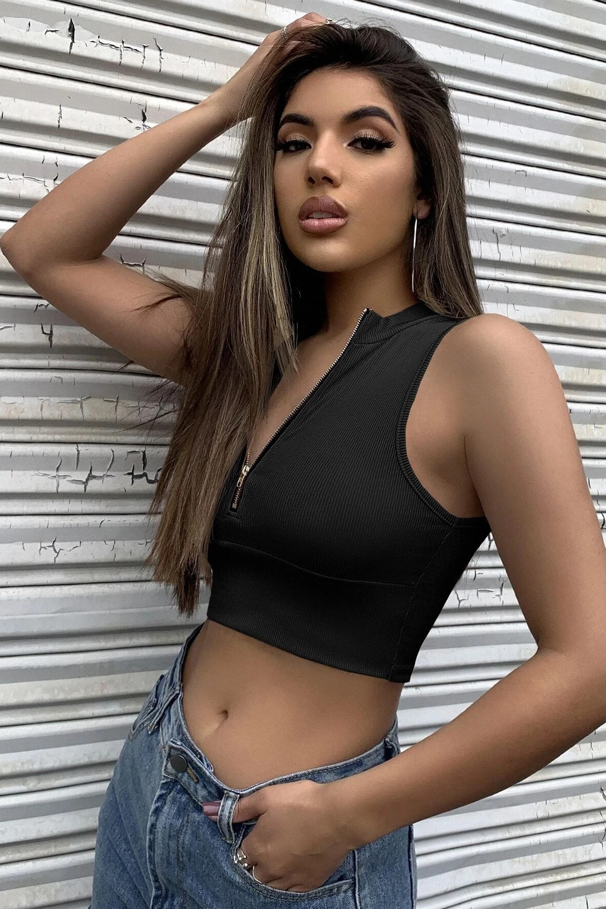 Kadın Siyah Yarım Fermuarlı Sıfır Kol Crop Top Bluz – Şık, Rahat ve Kolay Kombinlenebilir