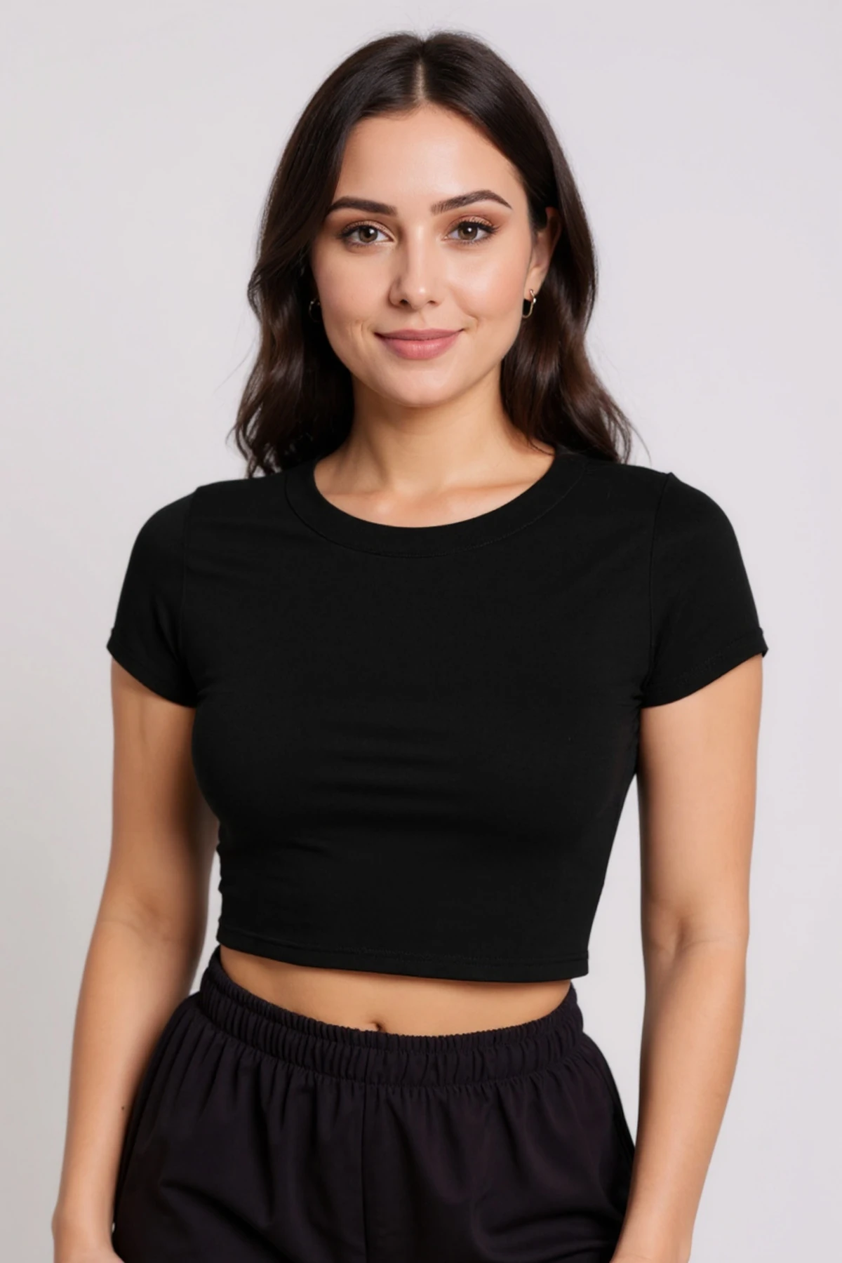 Kadın Siyah Yuvarlak Yaka Yarım Kol Crop Top Bluz – Şık, Rahat ve Kolay Kombinlenebilir
