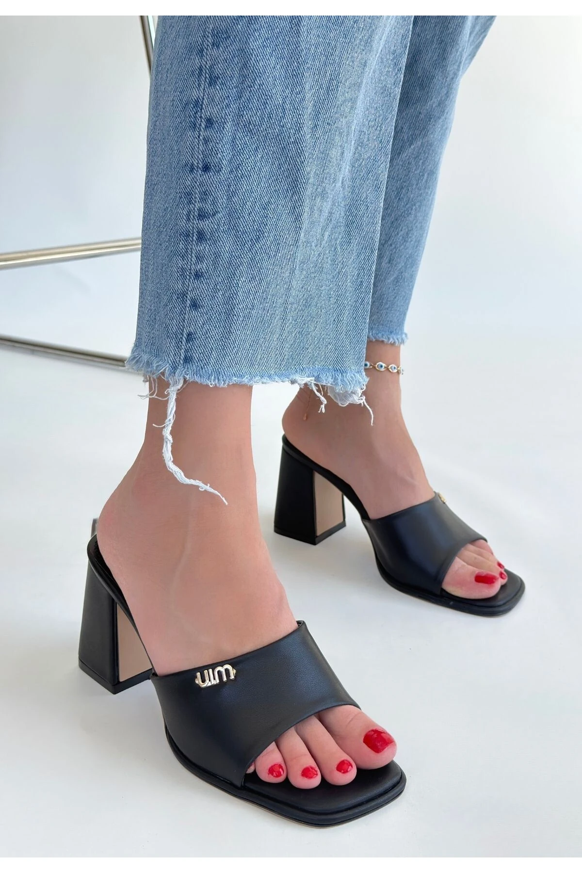 eyesof Miyon Siyah Cilt Topuklu Terlik