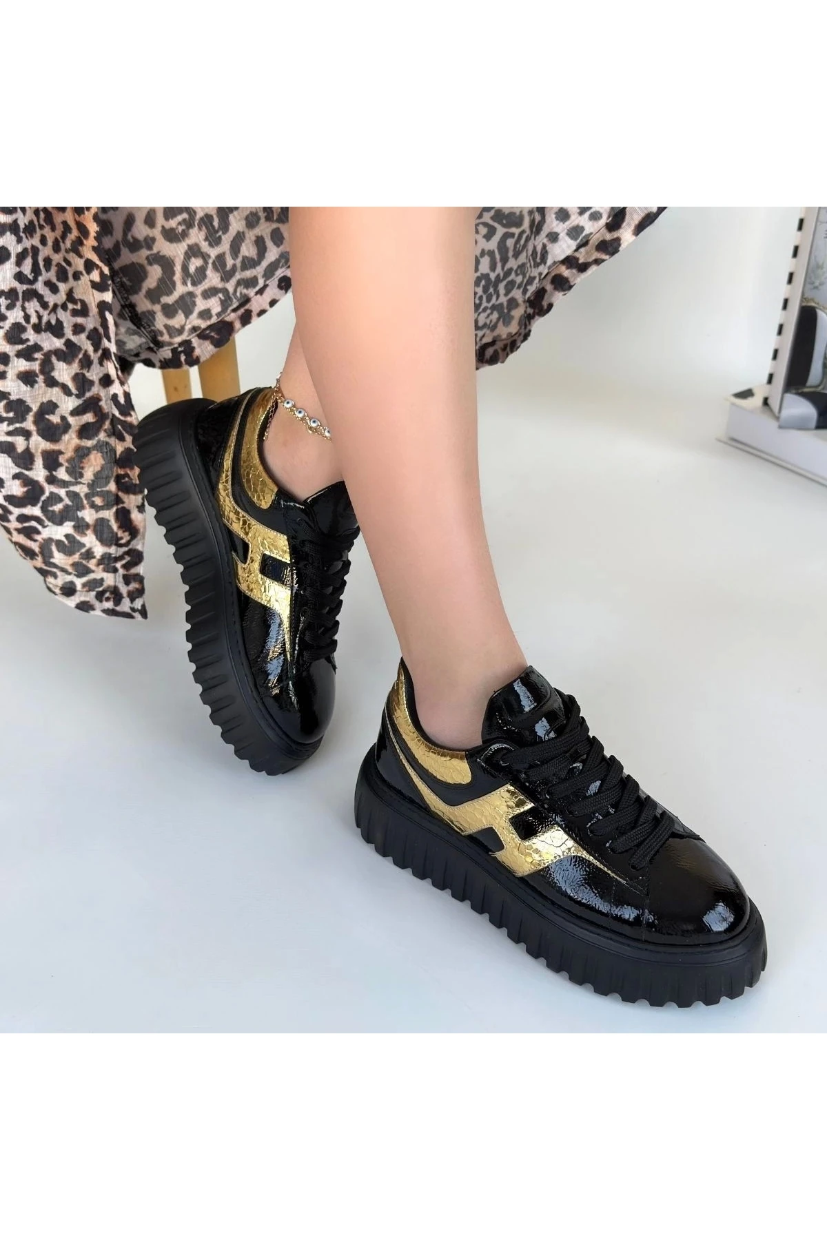 Gesti Siyah Rugan Altın Detaylı Bağcıklı Spor Ayakkabı