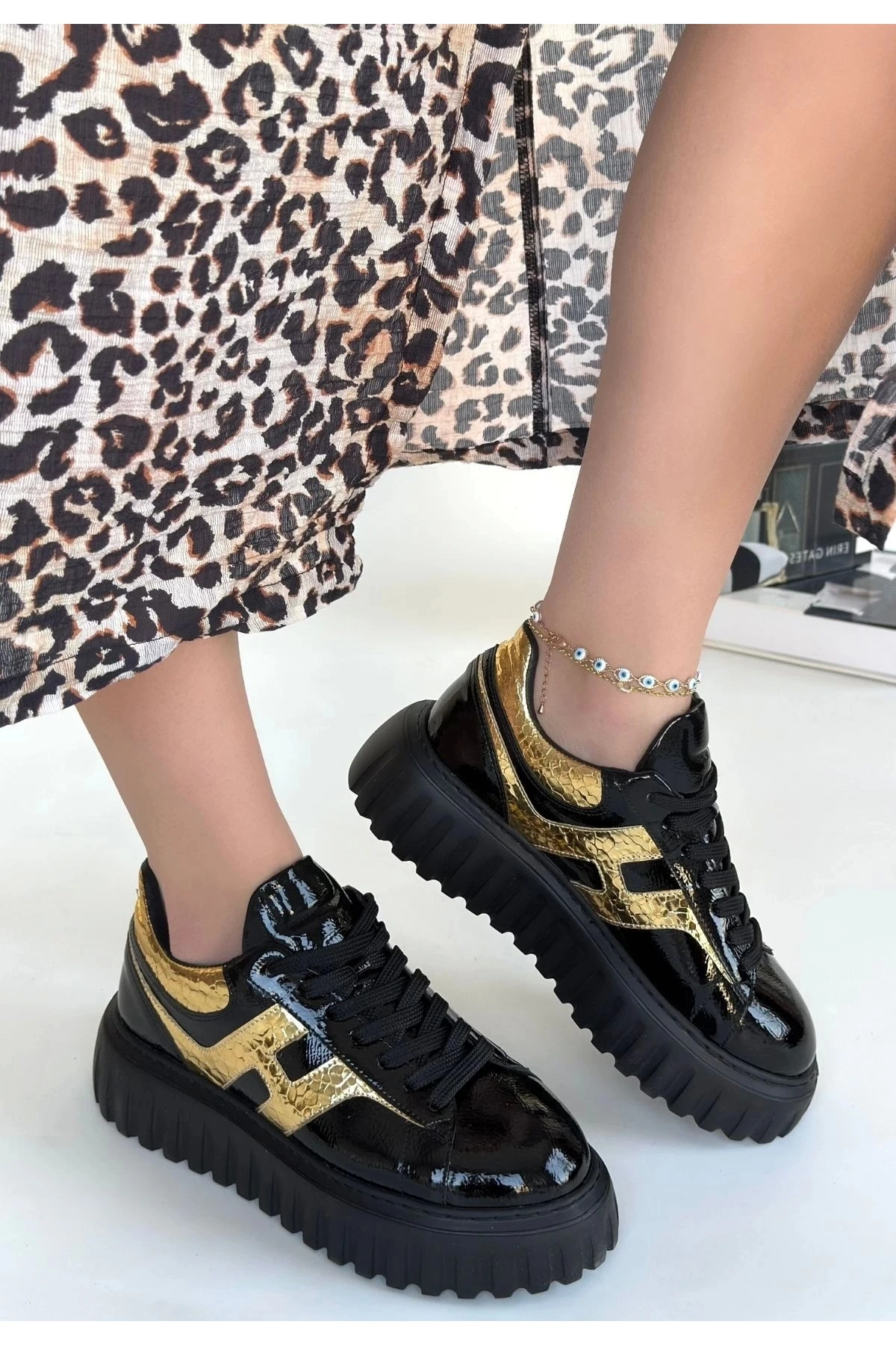Gesti Siyah Rugan Altın Detaylı Bağcıklı Spor Ayakkabı