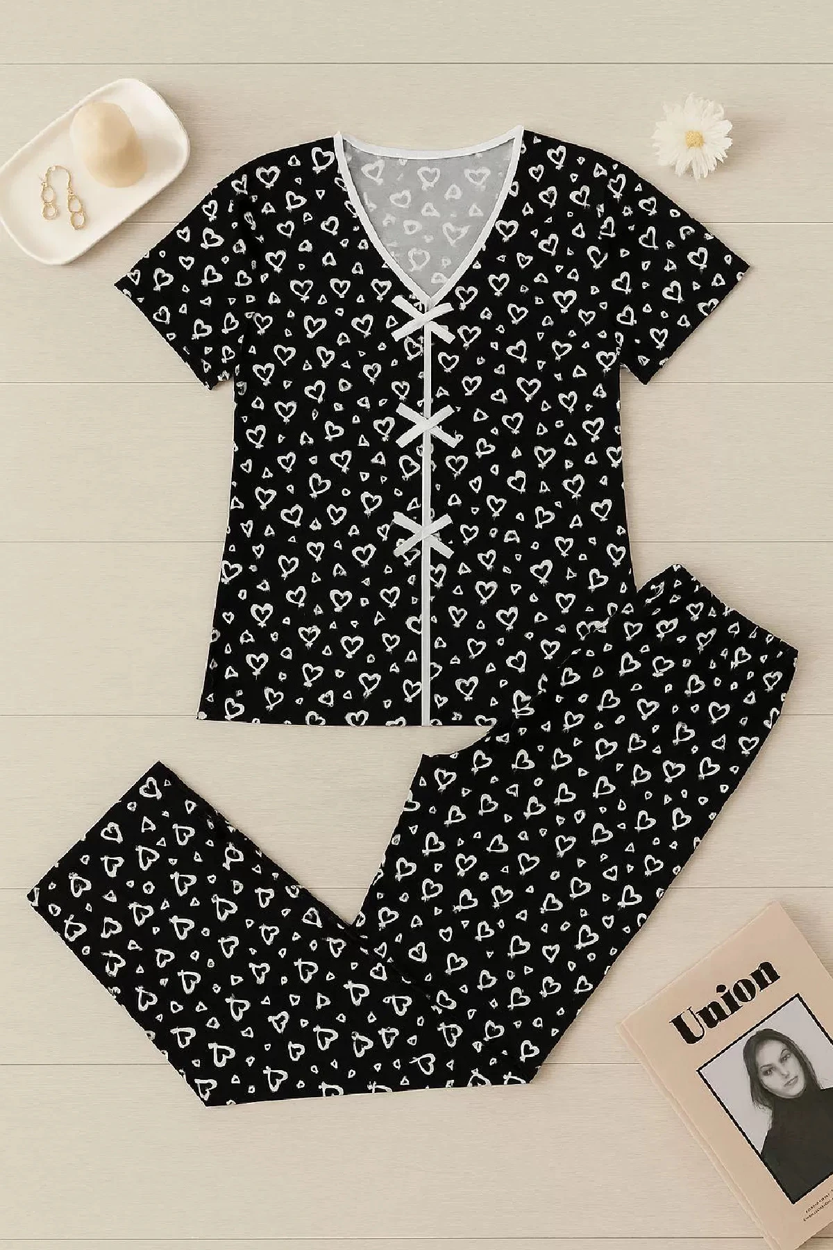 Kadın Siyah Beyaz Kalp Desenli Fiyonklu Kısa Kollu Uzun Pijama Takımı