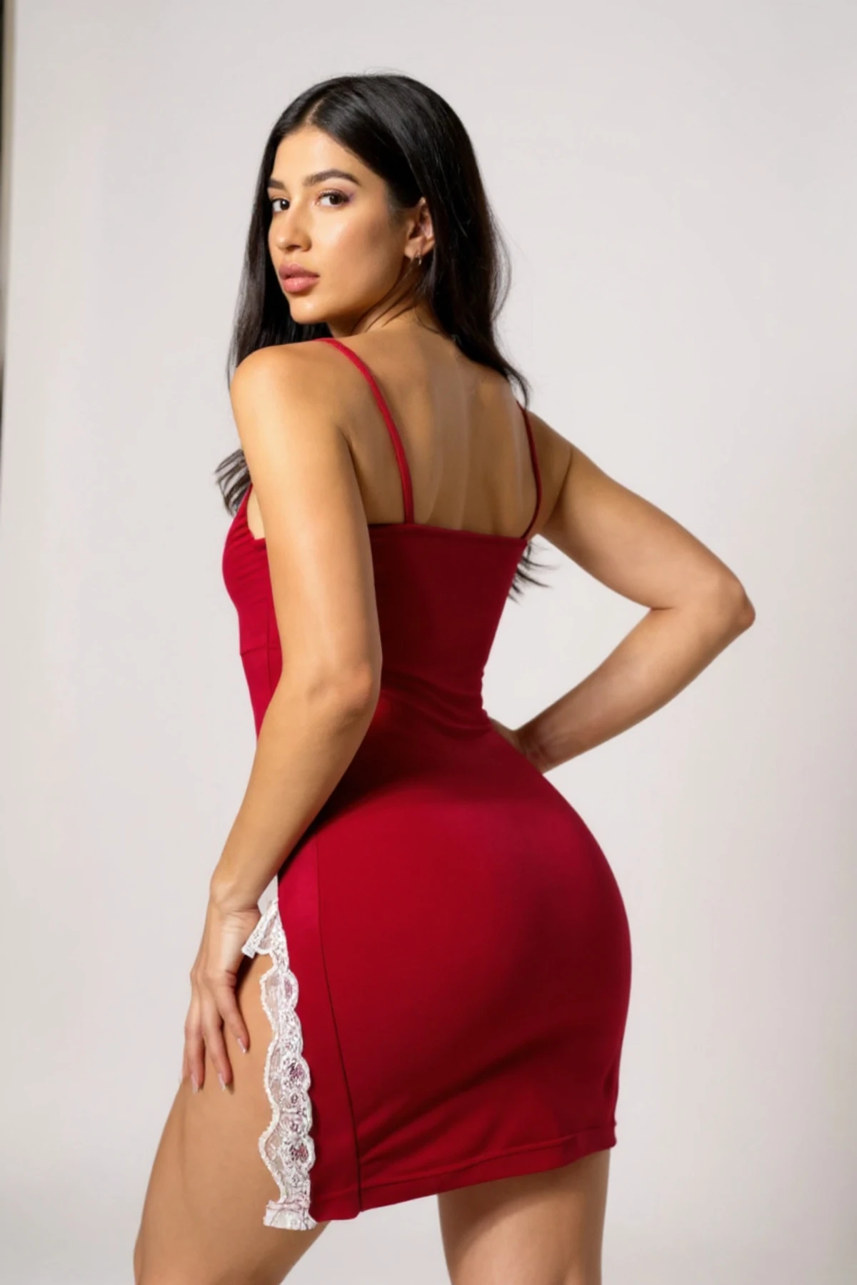 Kadın Kırmızı Bacak Yırtmaçlı Beyaz Dantelli ve Fiyonklu Şık Gecelik – Modern ve Şık Tasarım