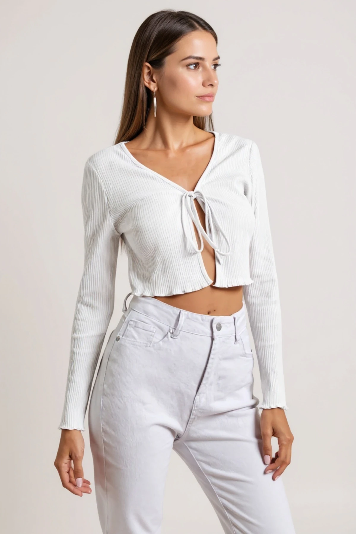 Kadın Beyaz Uzun Kollu Önden Bağlama Detaylı Crop Top Bluz – Şık, Rahat ve Kolay Kombinlenebilir