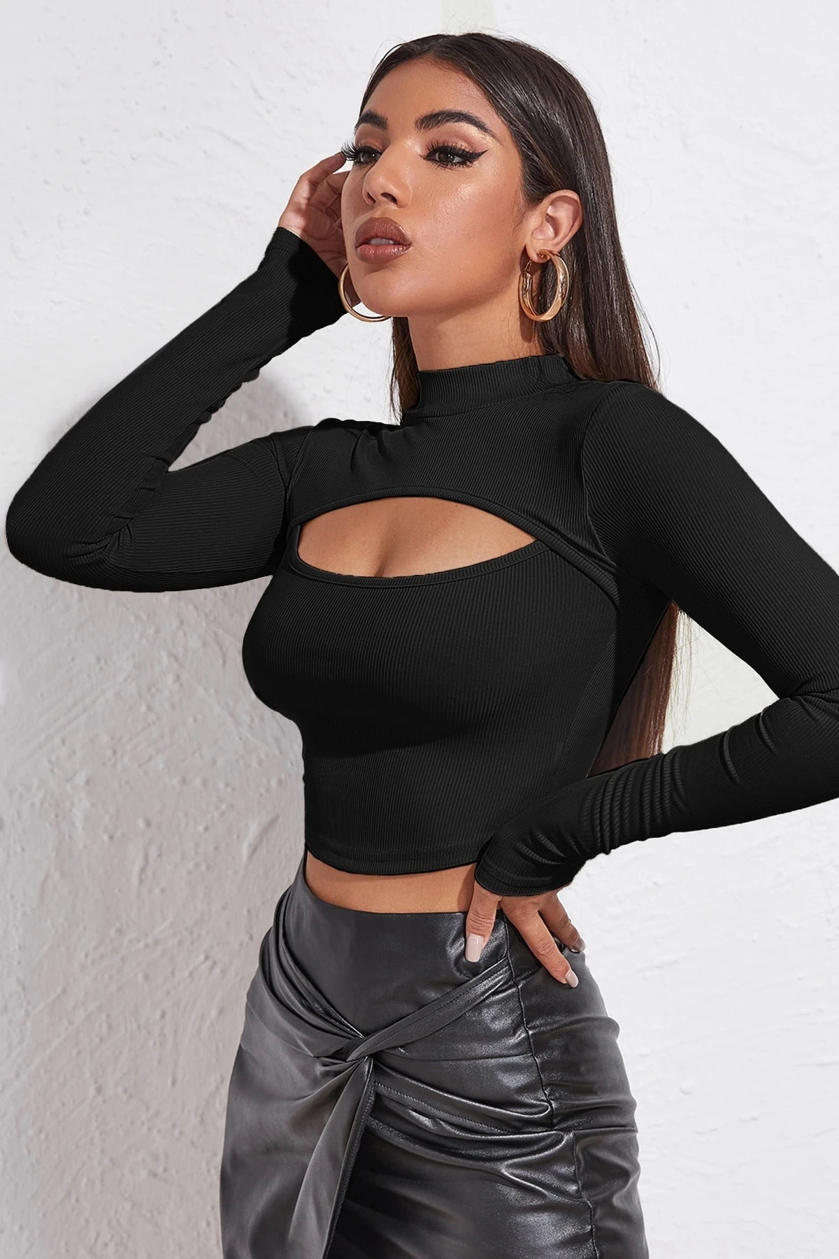 Defnada Kadın Siyah Göğüs Dekolteli Uzun Kollu Cut Out Crop Top Bluz