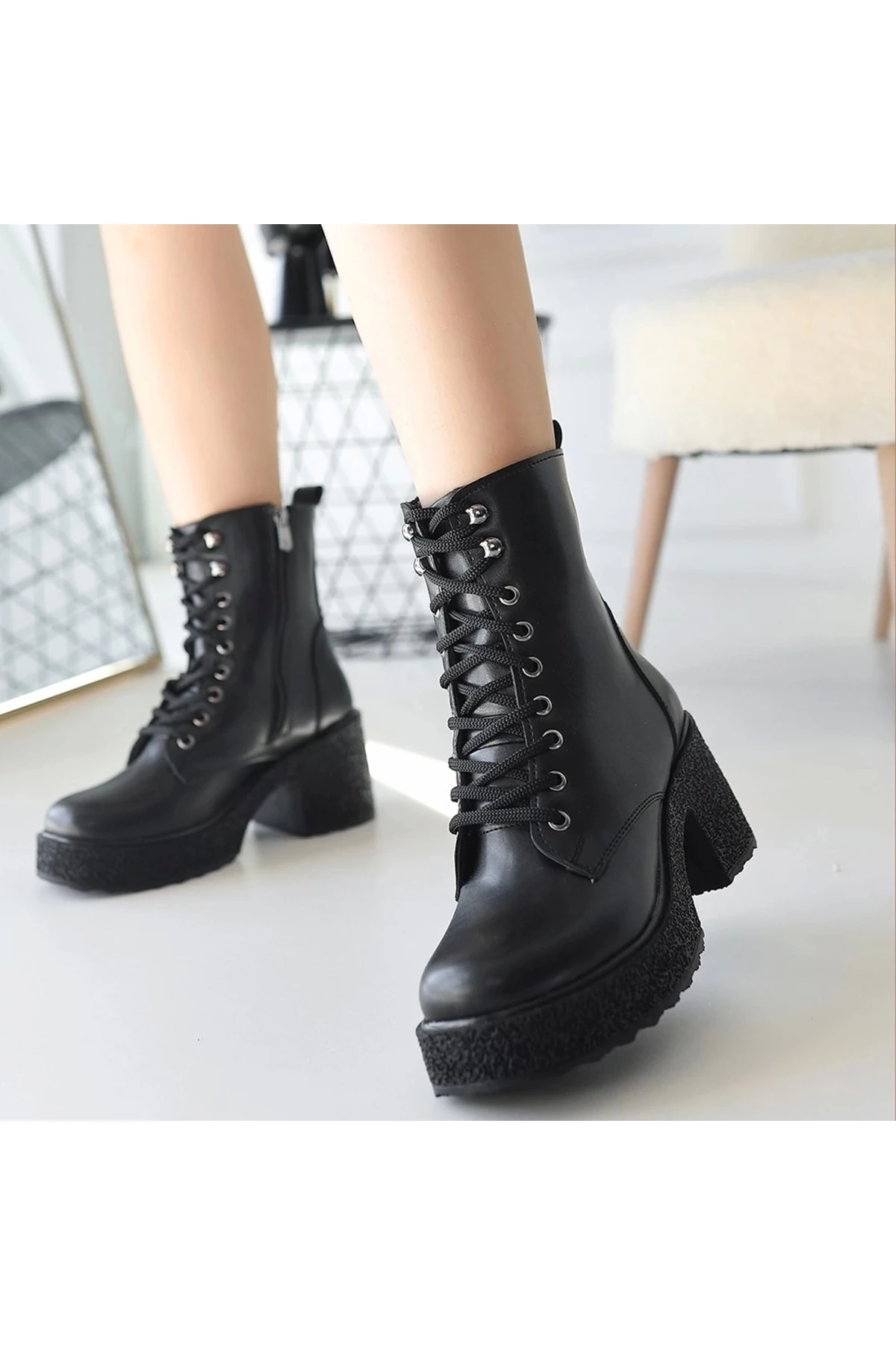 Emilla Siyah Cilt Bağcıklı Bot