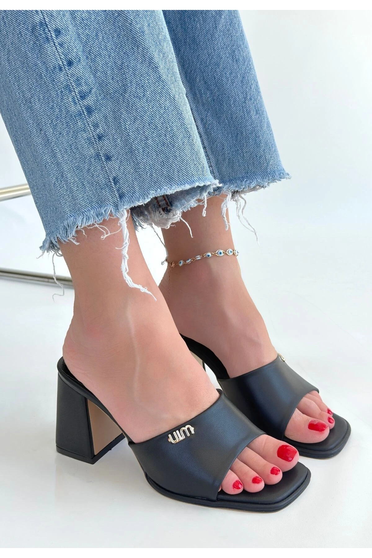 eyesof Miyon Siyah Cilt Topuklu Terlik