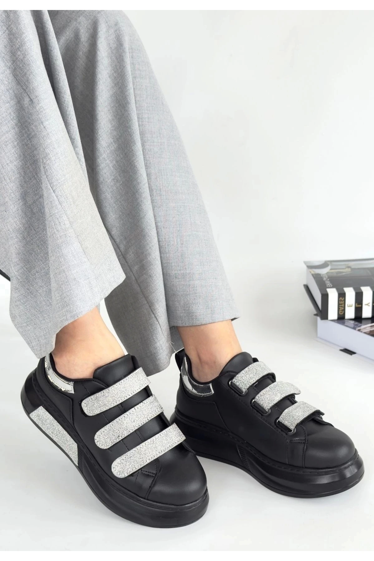 Elika Siyah Cilt Simli Cırt Cırtlı Kadın Spor Ayakkabı