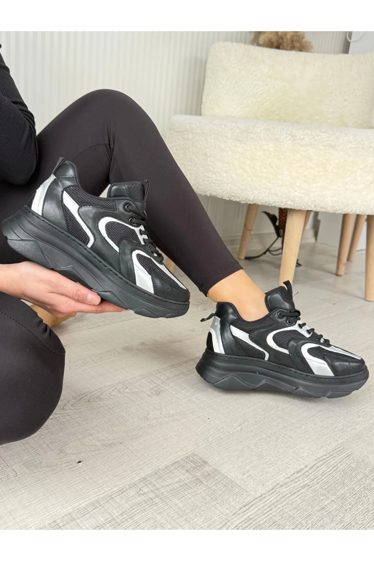 Cata Siyah Cilt Beyaz Detaylı Spor Ayakkabı