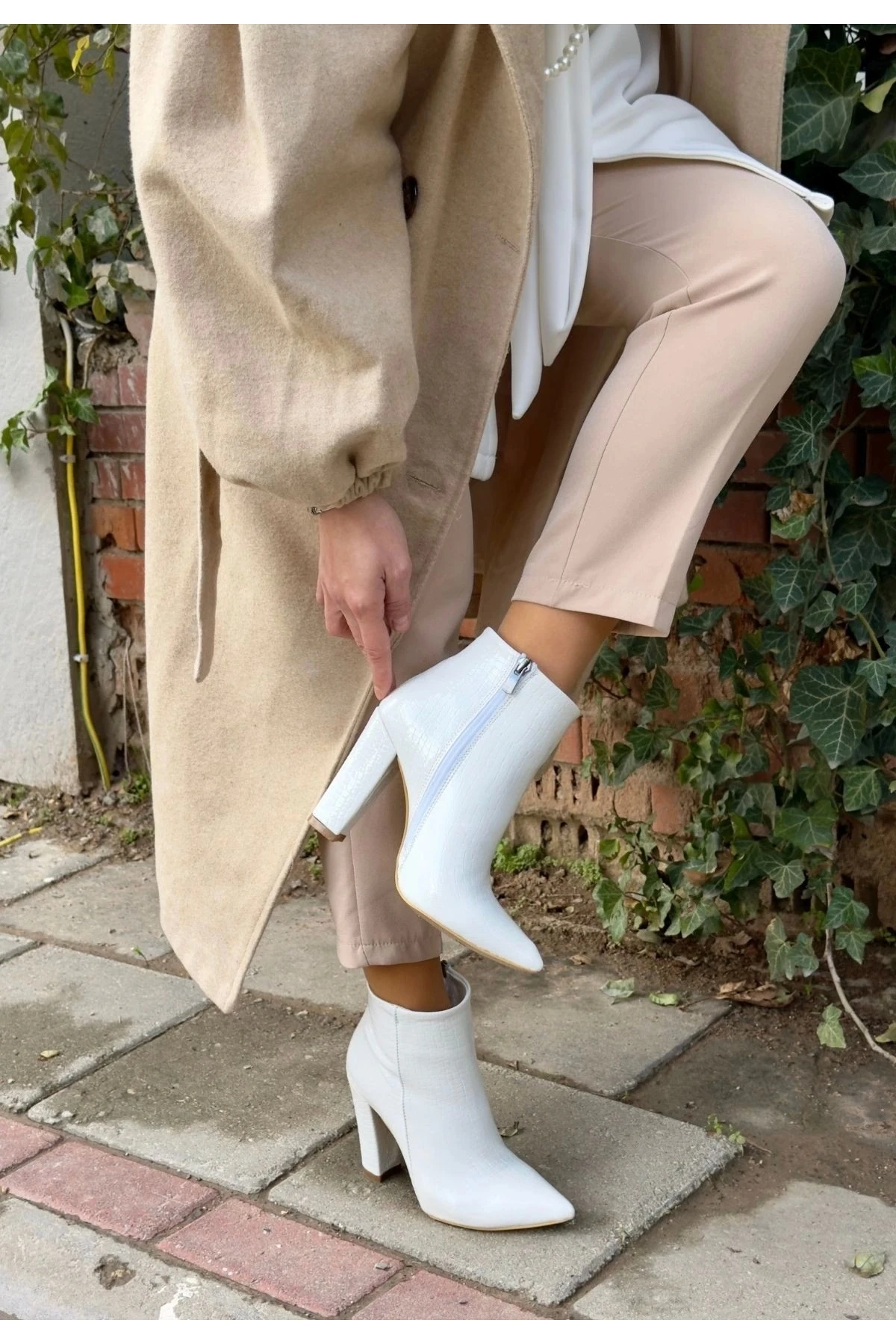 Beyaz Rugan Desenli Topuklu Bot Loora