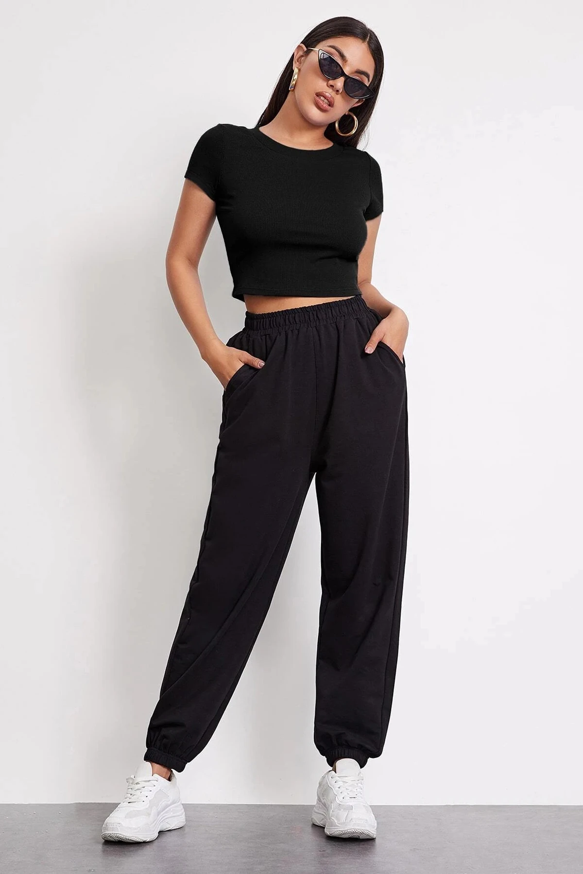 Kadın Siyah Yuvarlak Yaka Yarım Kol Crop Top Bluz – Şık, Rahat ve Kolay Kombinlenebilir