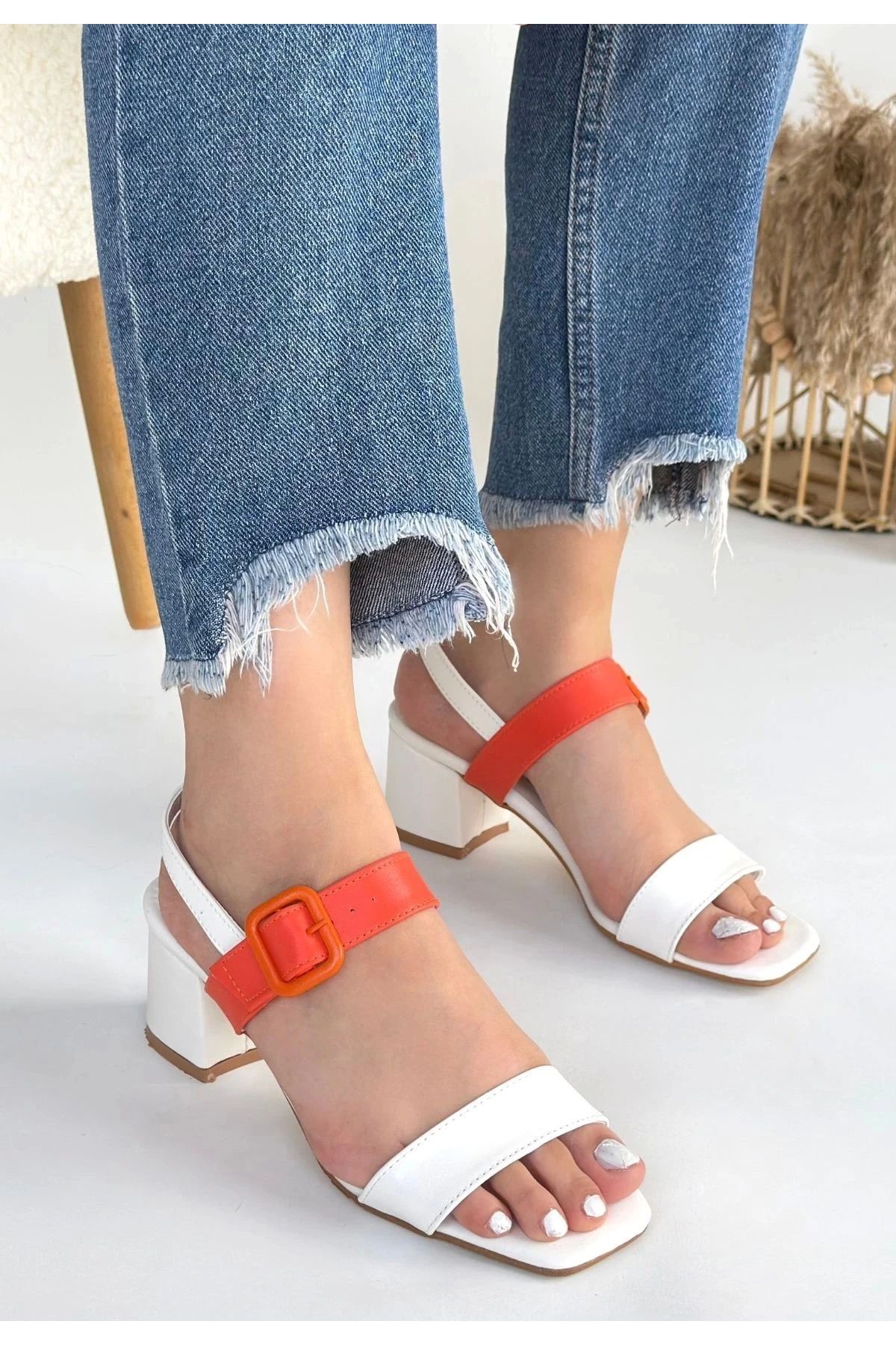 Year Beyaz Cilt Turuncu Detaylı Beyaz Topuklu Ayakkabı