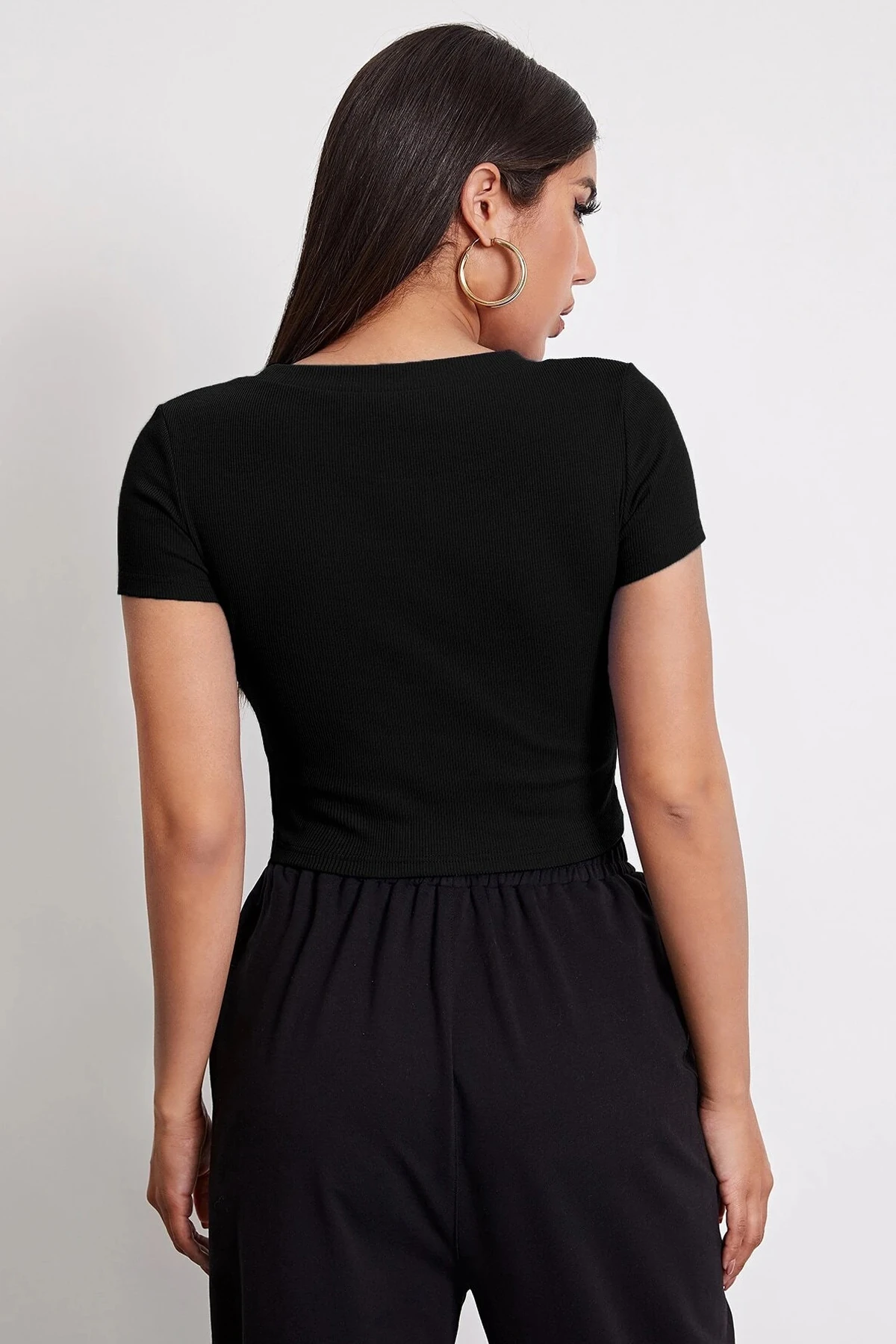 Kadın Siyah Yuvarlak Yaka Yarım Kol Crop Top Bluz – Şık, Rahat ve Kolay Kombinlenebilir