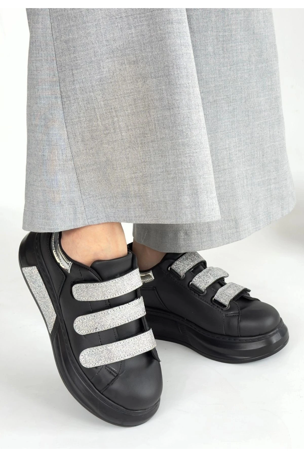 Elika Siyah Cilt Simli Cırt Cırtlı Kadın Spor Ayakkabı