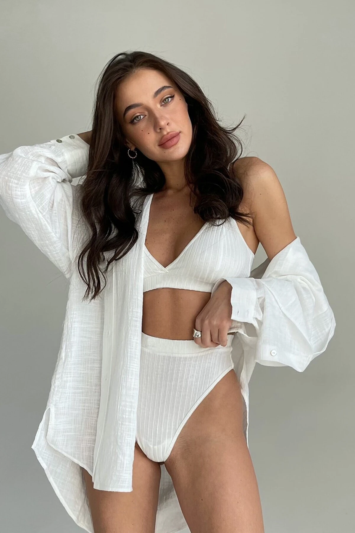 Kadın Beyaz Yüksek Bel Dolgusuz Slip Takım – Modern, Konforlu ve Günlük Kombinlere Uygun