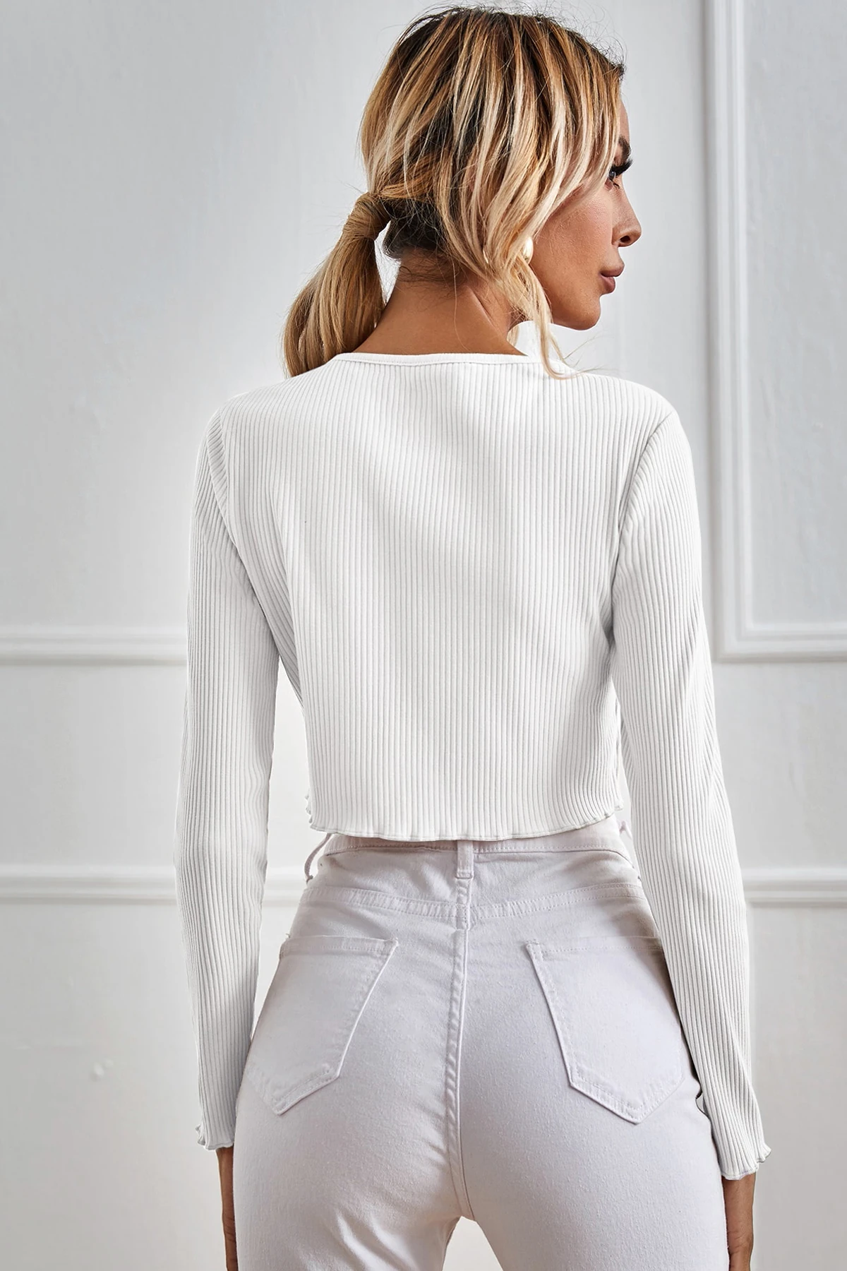 Kadın Beyaz Uzun Kollu Önden Bağlama Detaylı Crop Top Bluz – Şık, Rahat ve Kolay Kombinlenebilir