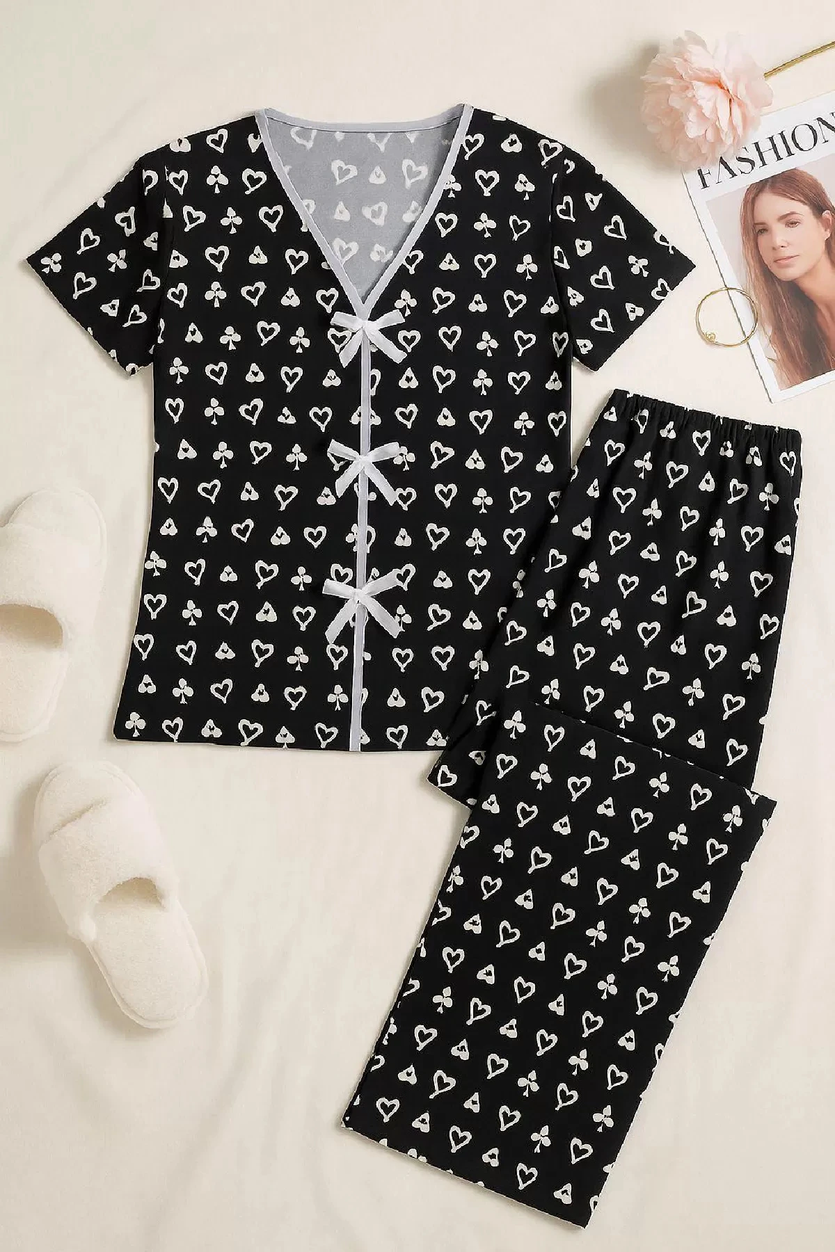 Kadın Siyah Beyaz Kalp Desenli Fiyonklu Kısa Kollu Uzun Pijama Takımı