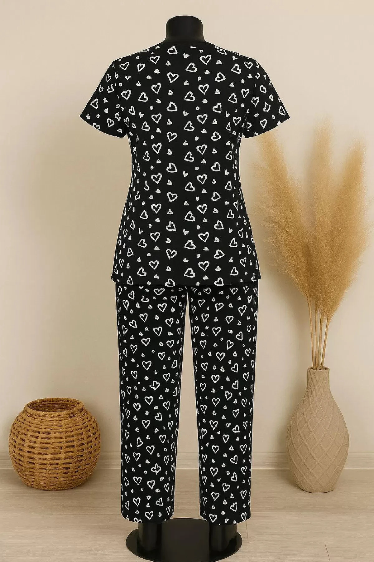 Kadın Siyah Beyaz Kalp Desenli Fiyonklu Kısa Kollu Uzun Pijama Takımı