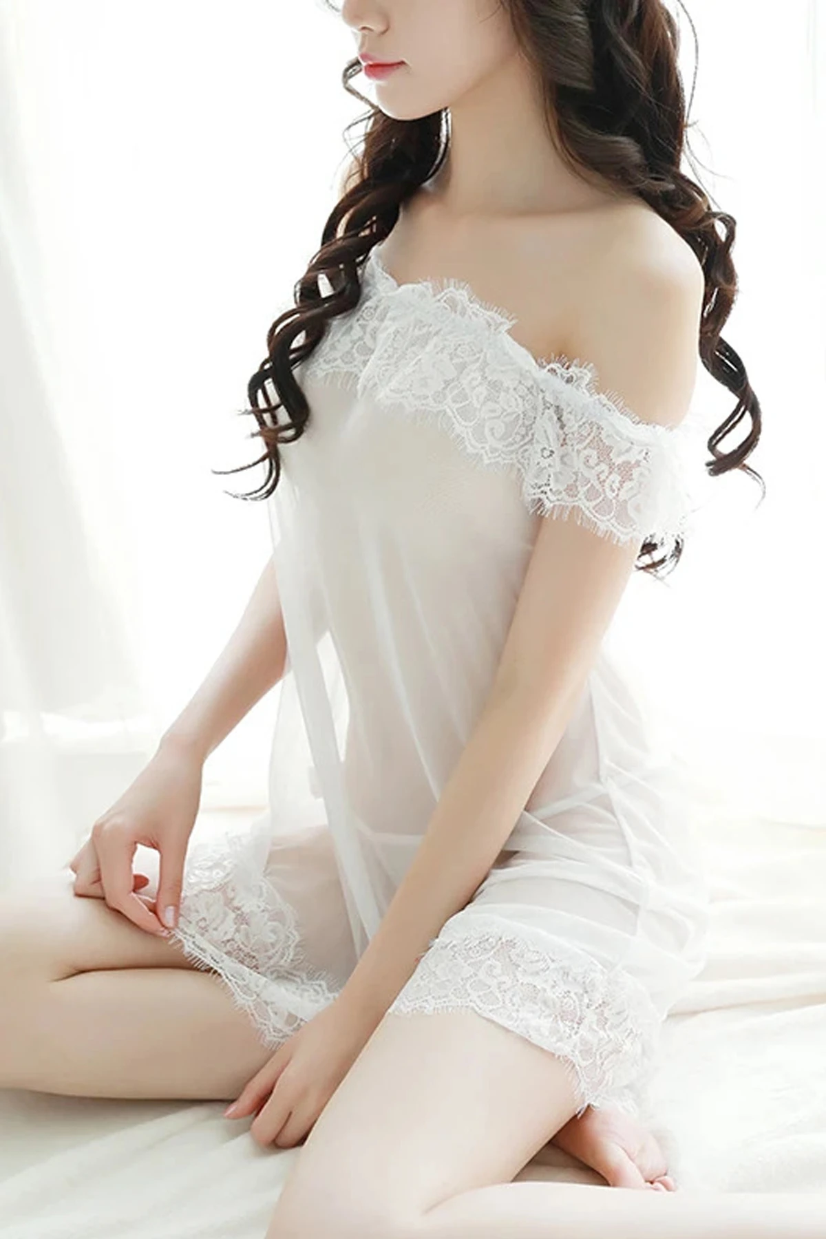 Kadın Beyaz Göğüs Üstü Dantel Detaylı Şık Gecelik – Modern ve Şık Tasarım