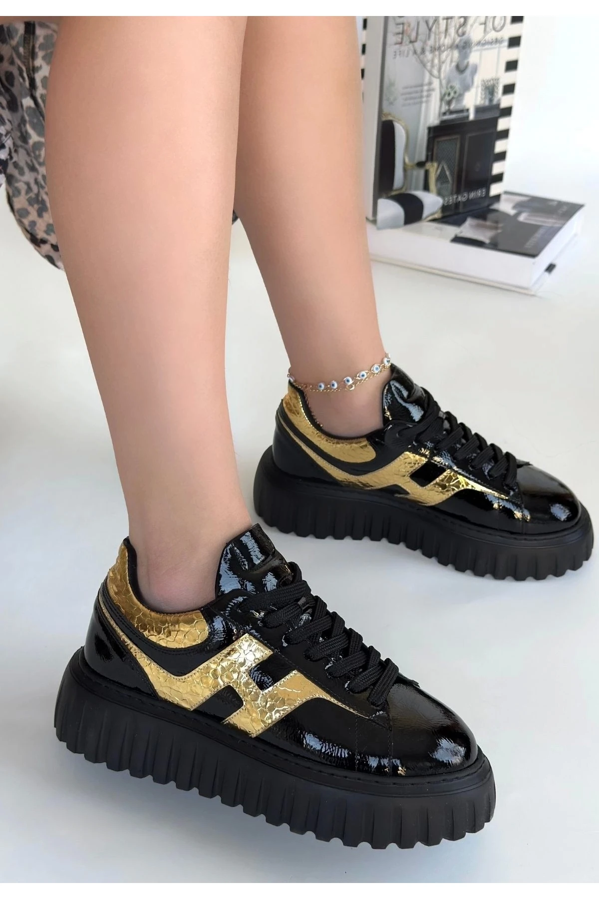 Gesti Siyah Rugan Altın Detaylı Bağcıklı Spor Ayakkabı