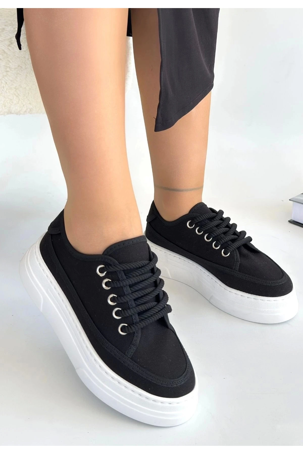 Carin Siyah Keten Bağcıklı Spor Ayakkabı