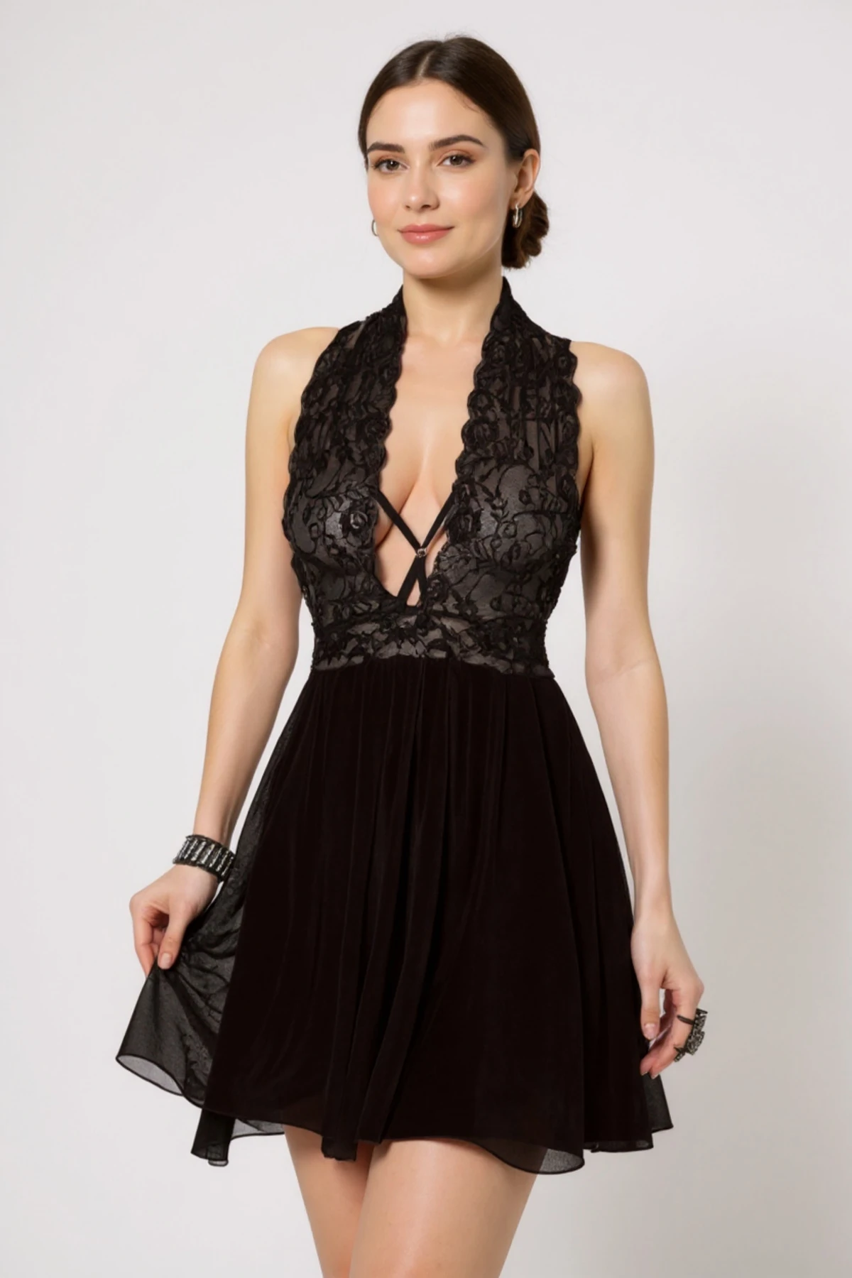 Kadın Siyah Çapraz Bağlı Kısa Tül Dantel Gecelik – Modern ve Şık Tasarım