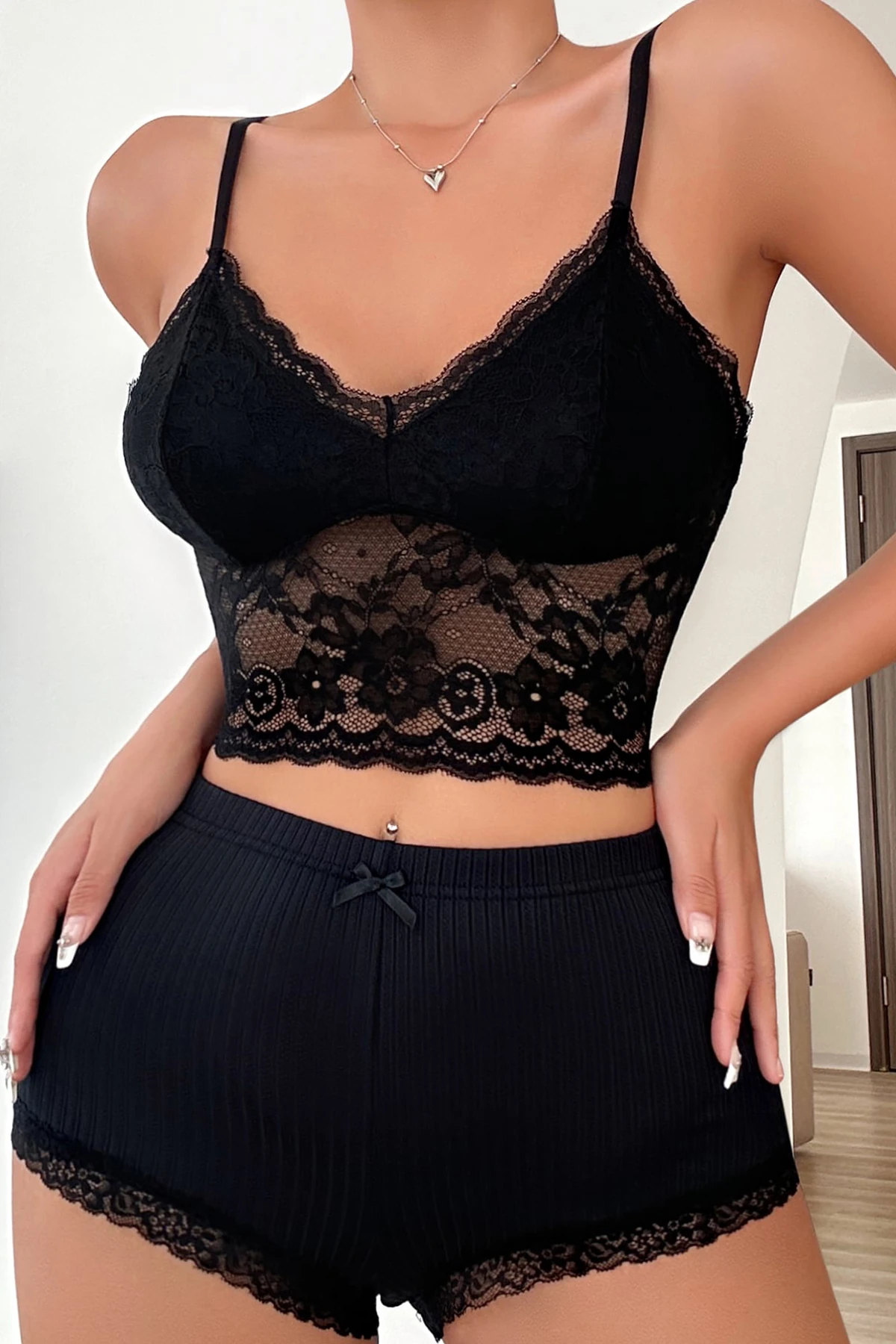 Kadın Kaşkorse Şortlu Dantelli Gecelik Takımı – Modern, Konforlu ve Günlük Kombinlere Uygun