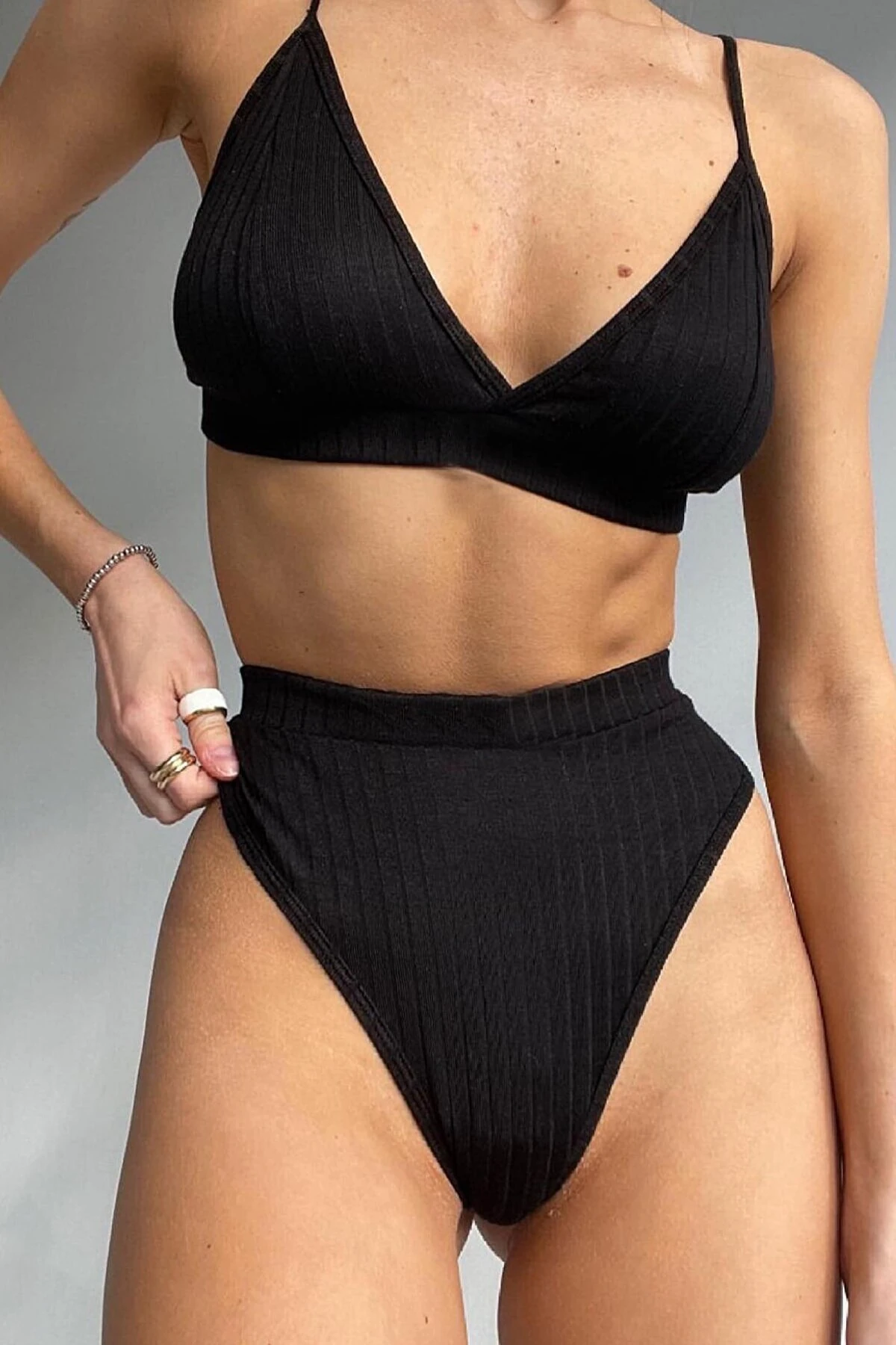 Kadın Siyah Yüksek Bel Dolgusuz Slip Takım – Modern, Konforlu ve Günlük Kombinlere Uygun