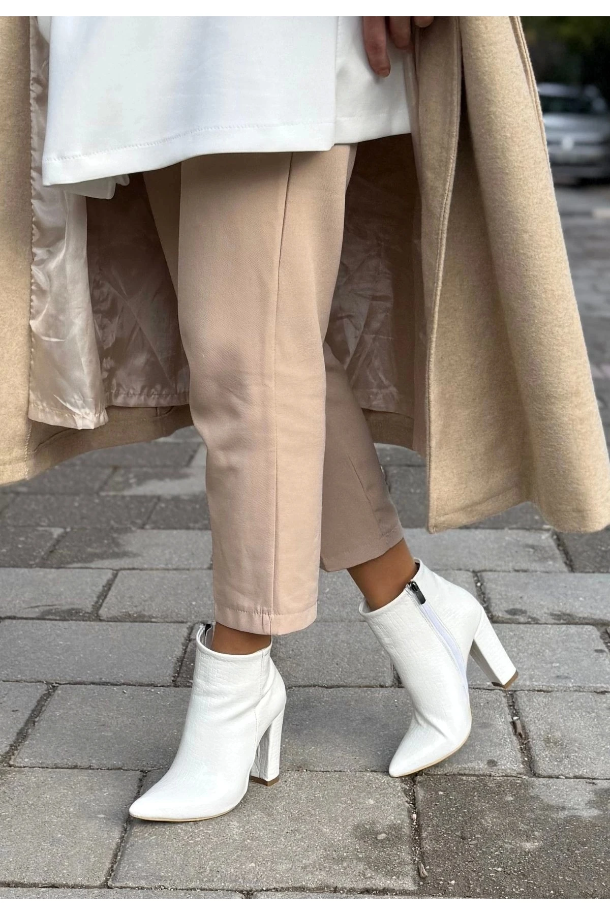 Beyaz Rugan Desenli Topuklu Bot Loora