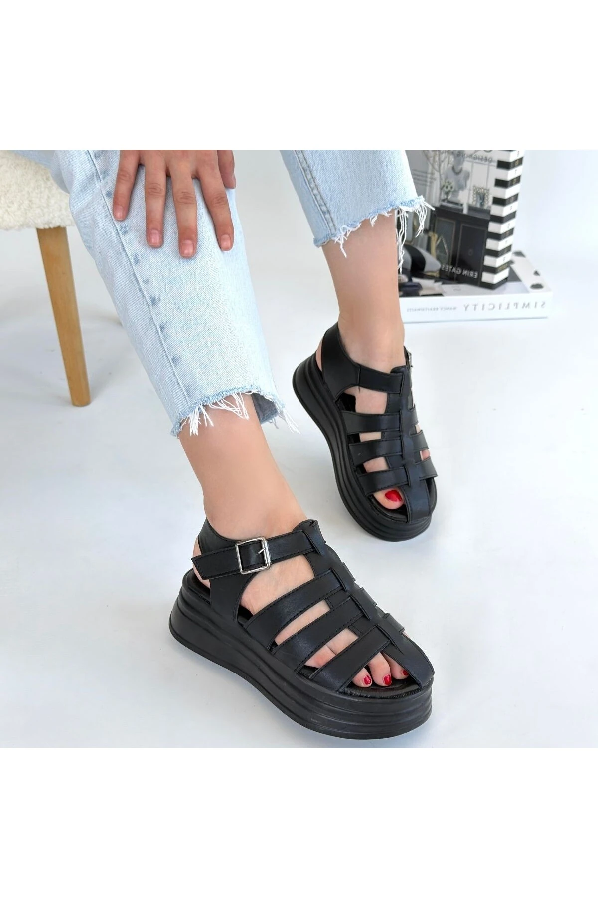 Toten Siyah Cilt Kemerli Sandalet - Lisinya