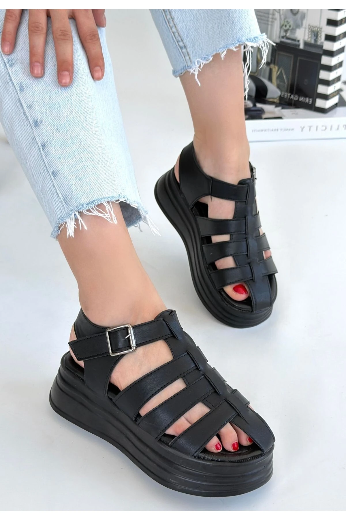 Toten Siyah Cilt Kemerli Sandalet - Lisinya