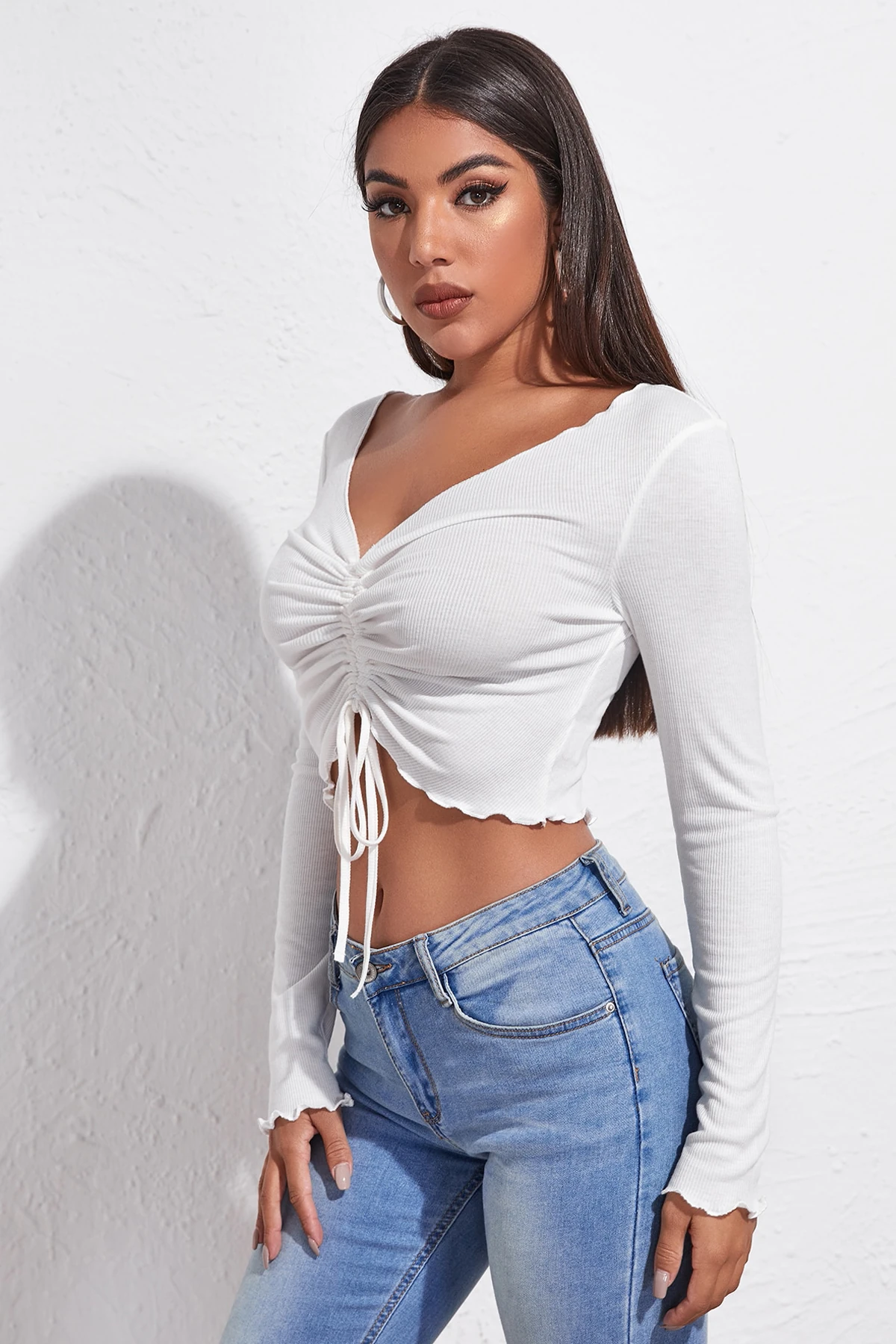 Kadın Beyaz Uzun Kollu Büzdürme Bağcık Detaylı Crop Top Bluz – Şık, Rahat ve Kolay Kombinlenebilir