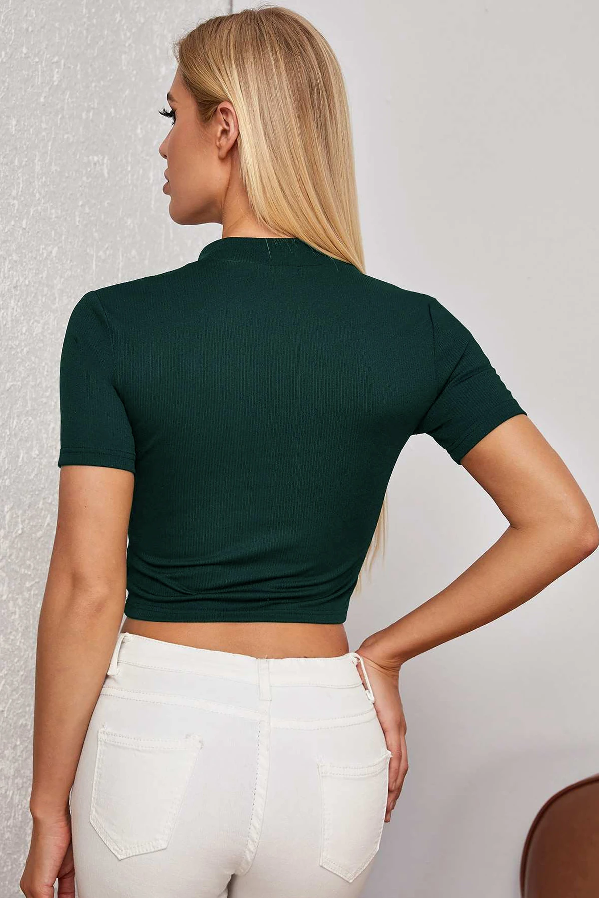 Kadın Yeşil Yarım Fermuarlı ve Kısa Kollu Crop Top Bluz – Şık, Rahat ve Kolay Kombinlenebilir